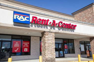 Augusta, Ga USA - 03 04: 21: Rent A Center perakende mağaza girişi ve bina çok güzel mavi gökyüzü arkaplanı 