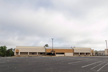 Columbia County, Ga USA - 04 11 21: Boş alışveriş merkezi