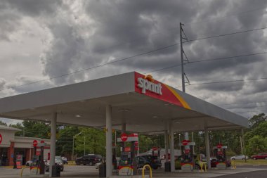 Augusta, Ga USA - 04: 15: 21: Fırtına bulutları ve trafik - Windsor Spring Road