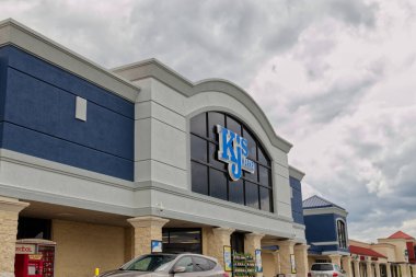 Augusta, Ga USA - 04: 15: KJ 's perakende market süpermarket tabelası ve RedBox DVD kiralama makineli arabalar - Tütün Yolu