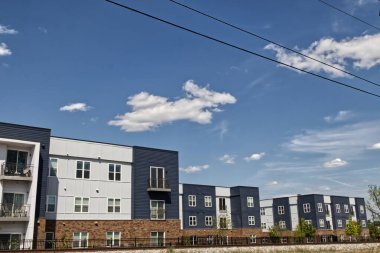 Augusta, Ga USA - 04: 18 18: Bakış açısı: Modern apartmanlar ve tren rayları mavi gökyüzü arkaplanı