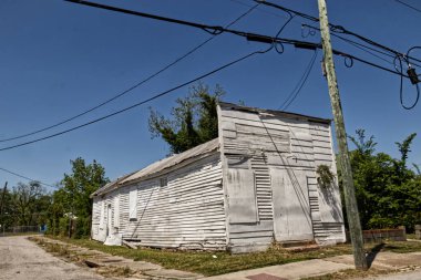 Augusta, Ga USA - 04: 22: Eski, terk edilmiş, tarihi, beyaz ahşap küçük bina, güney kesiminde korunmuş. 