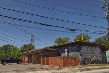 Augusta, Ga USA - 04-22-21: Siyah boyalı tuğla bina açık mavi gökyüzü parkına park etmiş kamyon elektrik hatlarında yazıyor