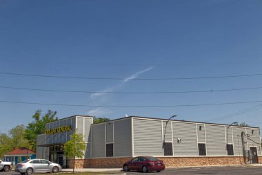 Augusta, Ga USA - 04: 22 21: Park halindeki arabaları açık mavi gökyüzüne sahip modern New Dollar General perakende mağazası