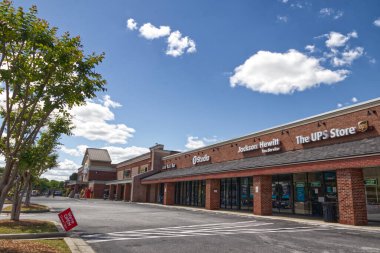 Augusta, Ga USA - 04: 25: Tuğla antika alışveriş merkezi birden fazla perakende mağazası Jackson Hewitt UPS UPS marketi Kroger bakkal ve insanlar