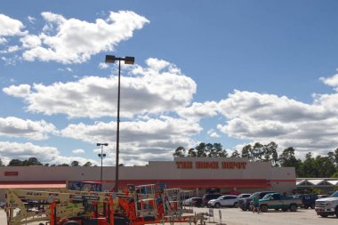 Columbia County, Ga USA - 04 25 21: Home Depot perakende mağaza tabelası ve insanlarla dolu otopark - Bobby Jones Otoyolu