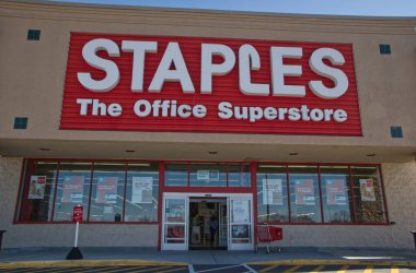 Augusta, Ga USA - 03 04: 21: Staples perakende mağazasının girişi ve pencereleri içerideki insanları işaret ediyor - Robert C. Daniel Parkway