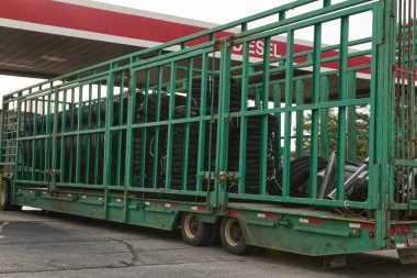 Augusta, Ga USA - 04: 29: 21 Ekstra uzun römorklu siyah plastik boruları olan bir kamyonla yeşil kafes römorkunu kapat 