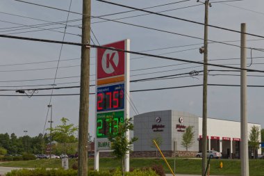 Augusta, Ga USA - 04: 29: Benzin fiyatları dijital tabela. Arka planda Circle K benzin istasyonu Jiffy Lube - Tütün Yolu