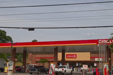 Augusta, Ga USA - 04: 21: K benzin istasyonu ve bakkal insanları ve benzin alan arabalar - Tütün Yolu
