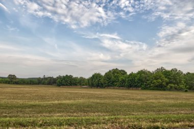 Gürcistan kırsalında yeşil alanlar saman balyaları ve güzel doğa geçmişi