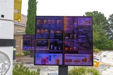 Columbia County, Ga USA - 07 11 21: McDonalds dijital menüden geçiyor - Columbia Road