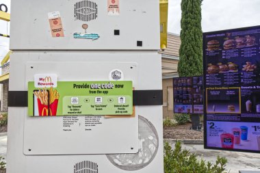 Columbia County, Ga USA - 07 11: 21 McDonalds hoparlörden geçiyor ve imzalıyor - Columbia Road