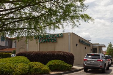 Augusta, Ga USA - 04: 29: 21: Starbucks Kahve Fast food Restoranı 'ndan geçen araba hattı - Washington Road