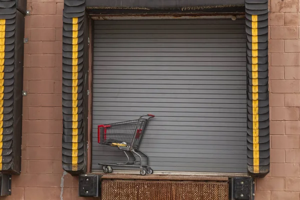 Carrello Abbandonato Alla Porta Una Banchina Scarico — Foto Stock