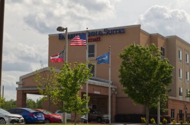 Augusta, Ga USA - 04 29 Amerikan bayrağı ve park halindeki araçlar Fairfield Oteli - Belair Yolu