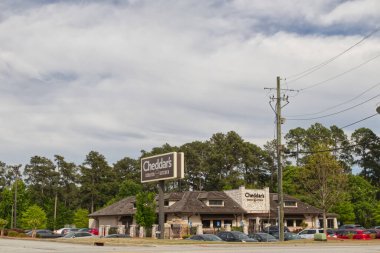 Augusta, Ga USA - 04: 30: Sokak manzarası Cheddars 'ın mutfak restoranını çizmesi ve Covid-19 salgını sırasında park edilmiş arabaları açması - Walton Yolu metni 