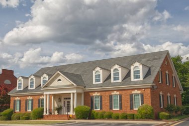 Columbia County, Ga USA - 05 02 21: Manikürlü güzel güney tuğlası ofis binası - Columbia Road