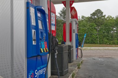 Augusta, Ga USA 05: 21: Siyah torbalarla kaplanmış benzin pompaları Gürcistan 'da sömürge doğalgaz kesintileri ve kesintileri 