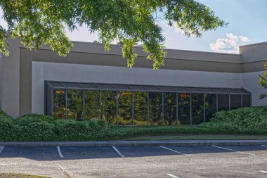 Camdan penceresi ve güzel peyzajı olan klasik bir bina.