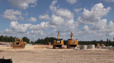 Augusta, Ga USA 06 27: Ağır makineler ve malzemelerle donatılmış bir inşaat sahası 