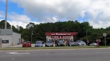Lilburn, Ga USA - 07 08: 20: Five Forks Trickum yolundaki kentsel market paravanları ve fast food restoranları 