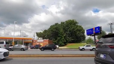 Duluth, Ga USA - 07 08: 20: Pleasant Hill Road QT benzin istasyonu trafiği