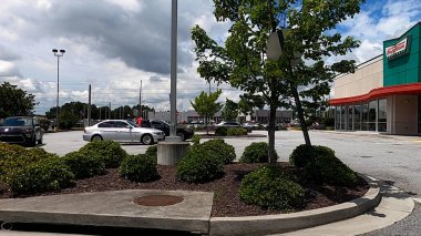 Duluth, Ga USA - 07 08 20: Pleasant Hill Yolu 'nda trafik