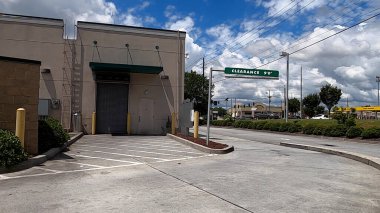 Duluth, Ga USA - 07 08: 20: Pleasant Hill Yolu üzerindeki trafik Krispy Kreme Thru 'su