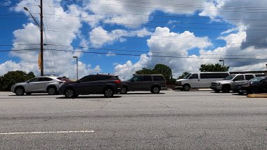 Duluth, Ga USA - 07 08 20: Pleasant Hill Yolu 'nda trafik