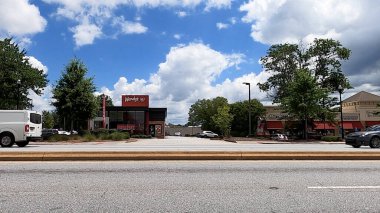 Duluth, Ga USA - 07 08 20: Duluth Ga fast food restoranlarında Pleasant Hill Yolu 'nda trafik