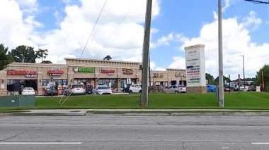 Norcross, Ga USA - 07 08: 20: Bir alışveriş merkezi trafiği ve insanlar