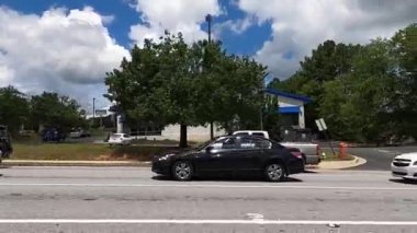 Gwinnett County, Ga USA - 07 08: 20: Venture Drive 'daki Salvation Army Pet Smart ve Arrons kiralama dükkanının sokak tavası