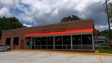 Gwinnett County, Ga USA - 07 08: 20 Waffle House restoranı ve güzel bir günde arka plan trafiği