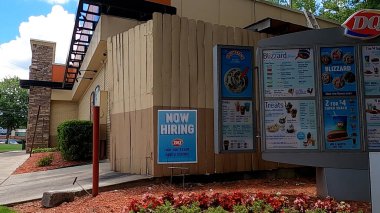 Gwinnett County, Ga USA - 07 08: 20: Mandıra Kraliçesi menüden geçecek ve şimdi işe alım tabelası