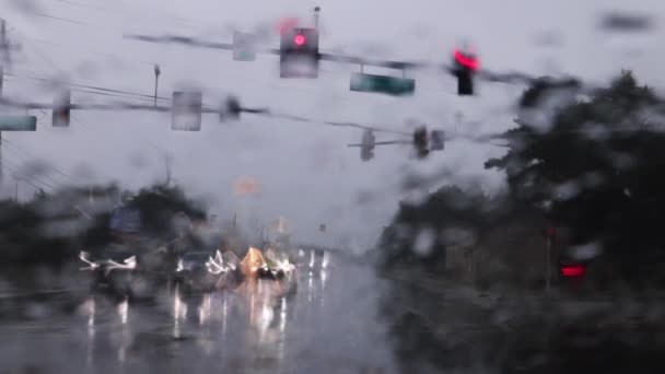 Regen Auf Einer Windschutzscheibe Und Wischt Personenverkehr Einer Wege Haltestelle — Stockvideo