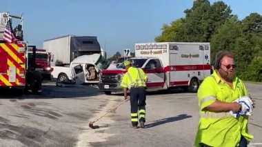 Augusta, Ga USA - 09 03: 21: Olay yerinden ayrılan bir kamyonet ambulansla çarpışmış