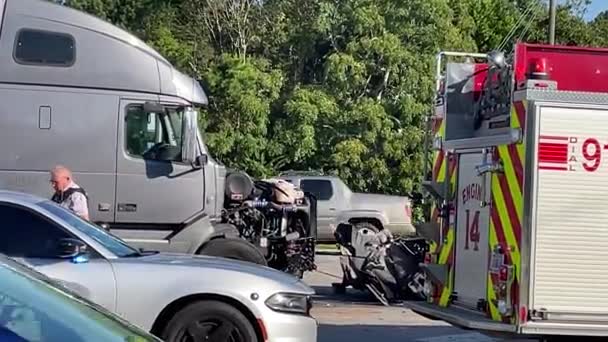 Augusta Usa 一辆半卡车与一辆皮卡警察和一辆半卡车前面相撞 — 图库视频影像