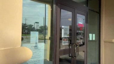 Augusta, Ga USA - 08-26-21: Augusta Ga 'daki Şerif Departmanının ön kapıları