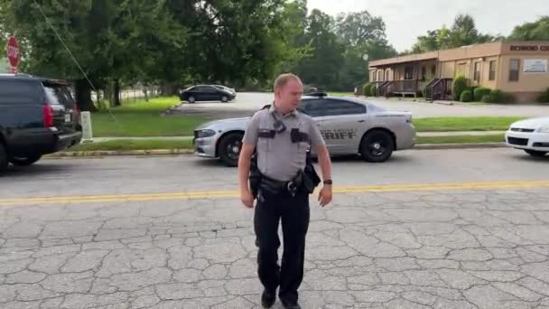 Augusta Usa Oficial Policía Camina Más Cerca Coche Policía Segundo — Vídeo de stock