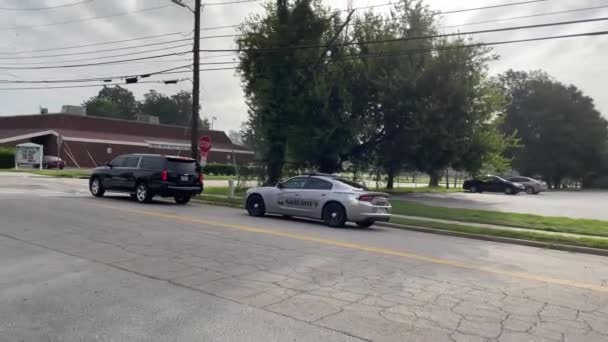 Augusta Usa Αστυνομικός Σταματά Πίσω Από Ένα Όχημα Και Βγαίνει — Αρχείο Βίντεο