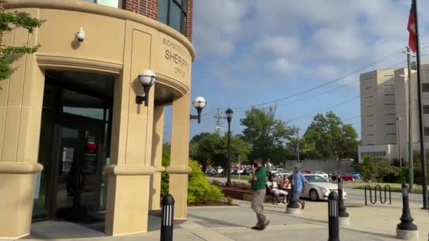 Augusta Usa Gente Caminando Hacia Entrada Del Departamento Policía Que — Vídeo de stock