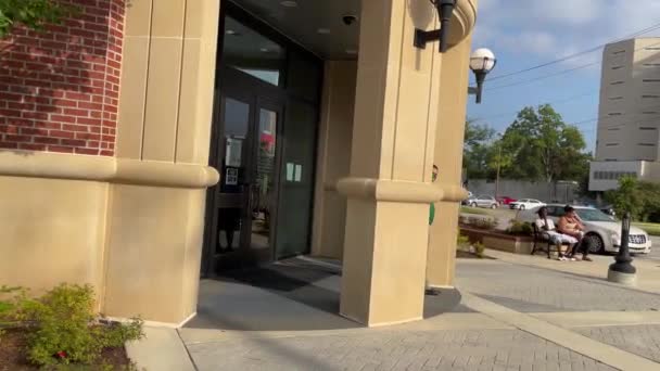 Augusta Usa Hombre Con Una Camisa Verde Juego Departamento Policía — Vídeo de stock