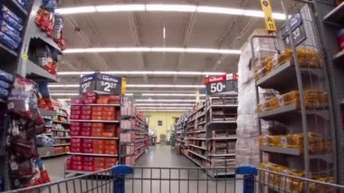 Augusta, Ga USA 08 09 21: Walmart Komşuluk Pazarı İçişleri Konteynırı