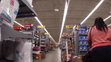 Augusta, Ga USA 08 09 21: Walmart Komşuluk Pazarı İç işleri ve insanlar