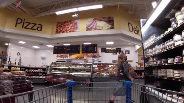 Augusta Usa Walmart Neighborhood Market Empleado Interior Con Máscaras Faciales — Vídeo de stock