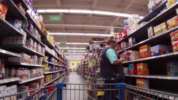 Augusta Usa Walmart Grannskapsmarknad Interiör Anställd Arbetar Med Kakgång — Stockvideo