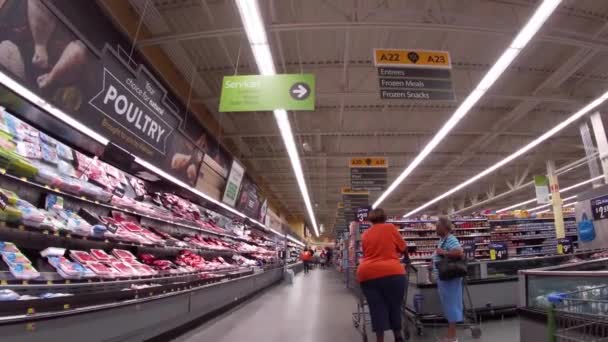 Augusta Usa Walmart Buurt Markt Interieur Senioren Dragen Gezichtsmaskers Praten — Stockvideo