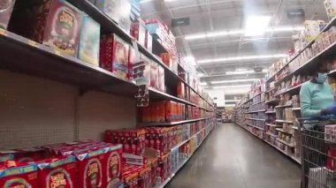 Augusta, Ga USA 07: 29: Walmart Supercenter İç İşleri Üst düzey öğrencisi beyaz bir maske takıyor