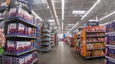 Augusta, Ga USA 07 29: Walmart Supercenter Interior pan kağıt tabaklara ve tuvalet kağıdı kesitlerine yerleştirildi